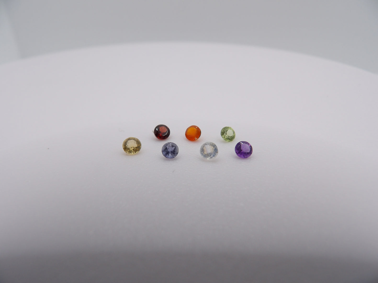 Lot de 7 petites pierres taillées