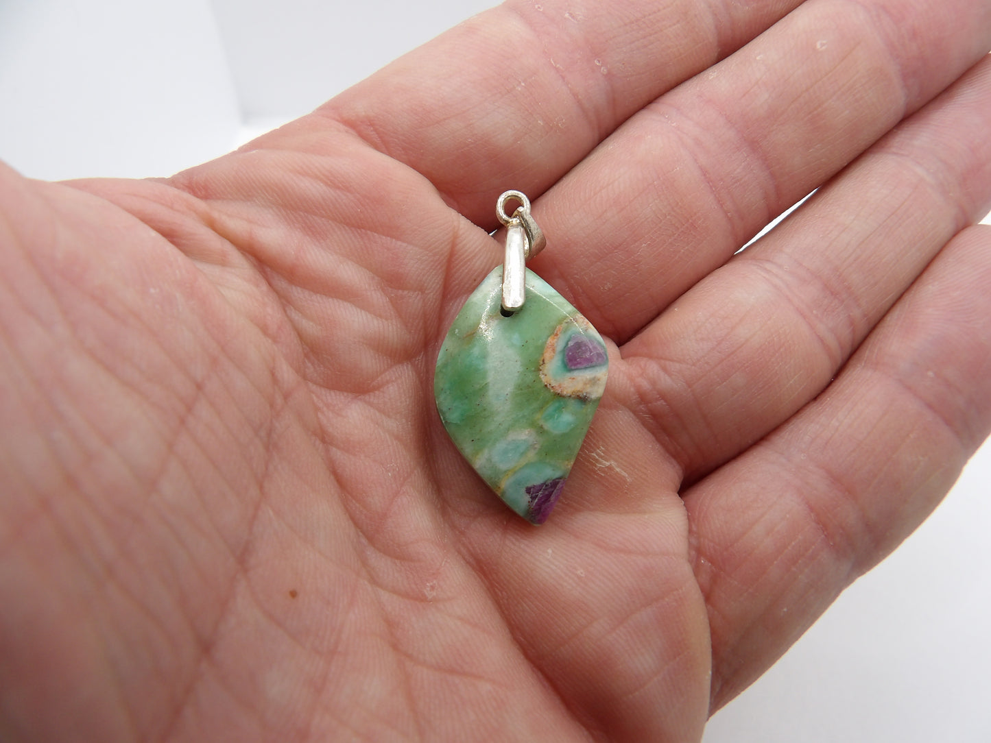 Pendentif Rubis sur Fushite