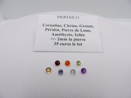 Lot de 7 petites pierres taillées